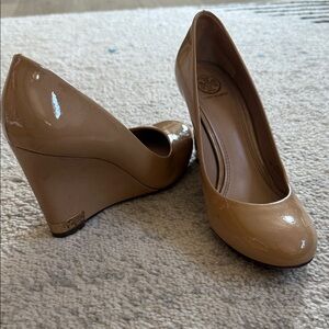 Tory Burch Glossy Beige Wedges
